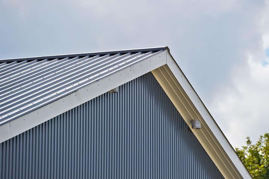 Große Dachflächen aus Trapezprofilen von DS, Saksagervej 1, 9670 Vrå